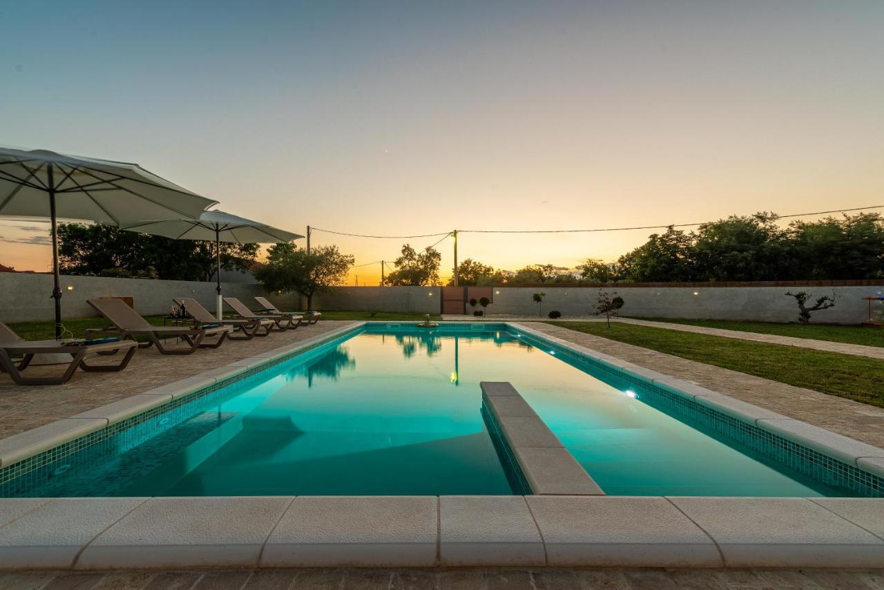 S&I Peaceful Holiday Home With Pool & Jacuzzi Galovac  Exterior photo