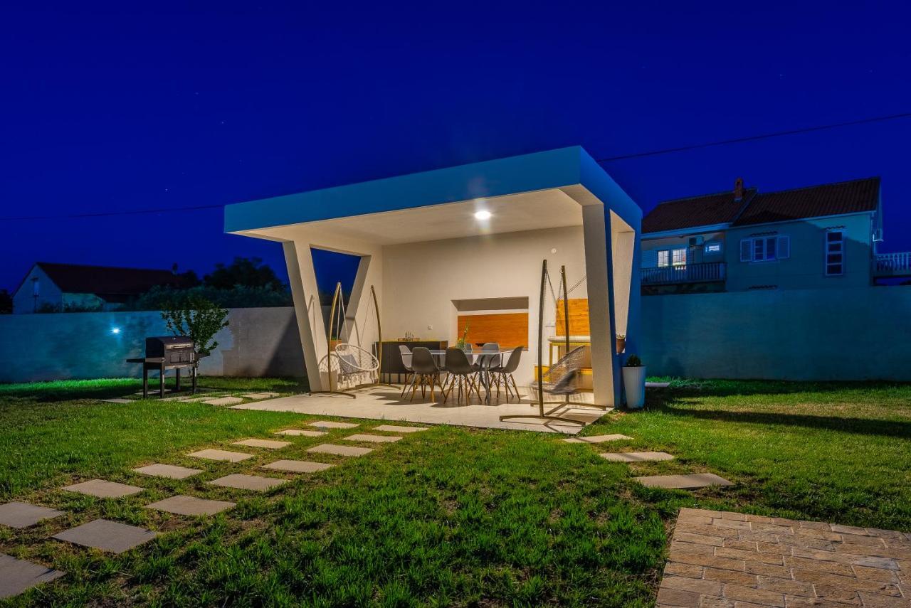 S&I Peaceful Holiday Home With Pool & Jacuzzi Galovac  Exterior photo