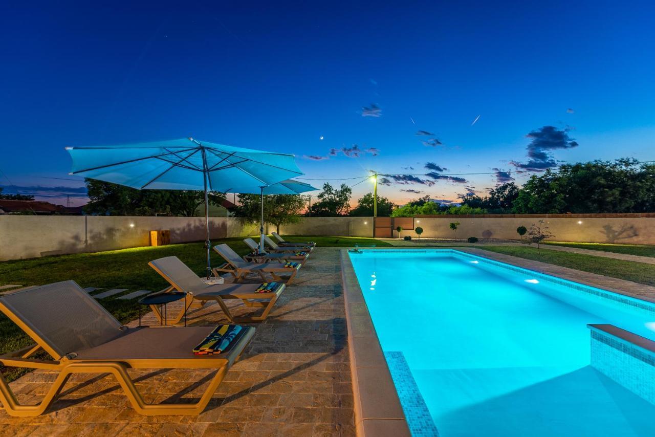 S&I Peaceful Holiday Home With Pool & Jacuzzi Galovac  Exterior photo